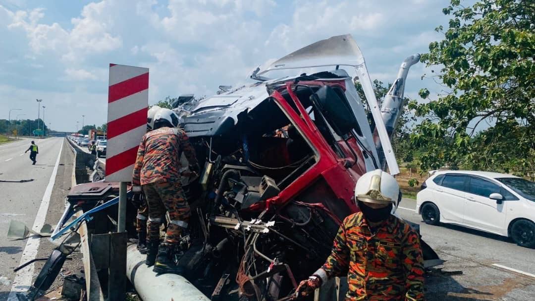Keadaan trak remuk selepas melanggar tiang papan tanda di Lebuh Raya Utara Selatan, Kluang pada Selasa. Foto Ihsan bomba