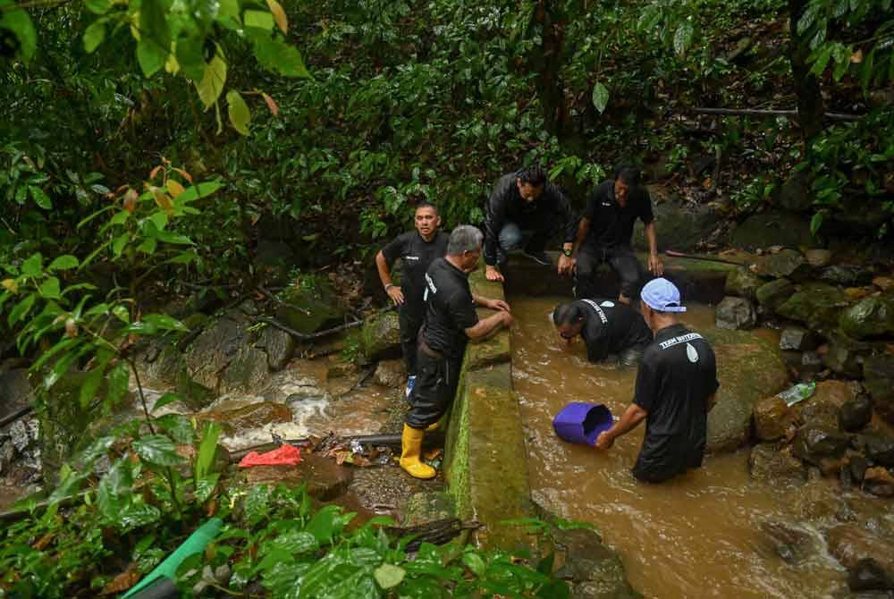 Penduduk Kampung Payang Kayu, Kuala Berang menggunakan air bukit dari Bukit Tinggi di kampung tersebut dalam kehidupan seharian mereka.