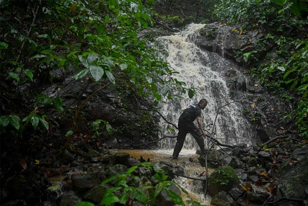 Air terjun di Bukit Tinggi di Kampung Payang Kayu.