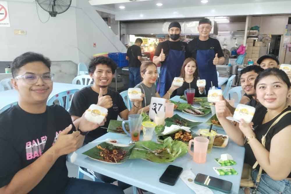 Pelanggan berpuas hati dengan hidang nasi goreng daun pisang serta menu lain yang menggunakan daun pisang.