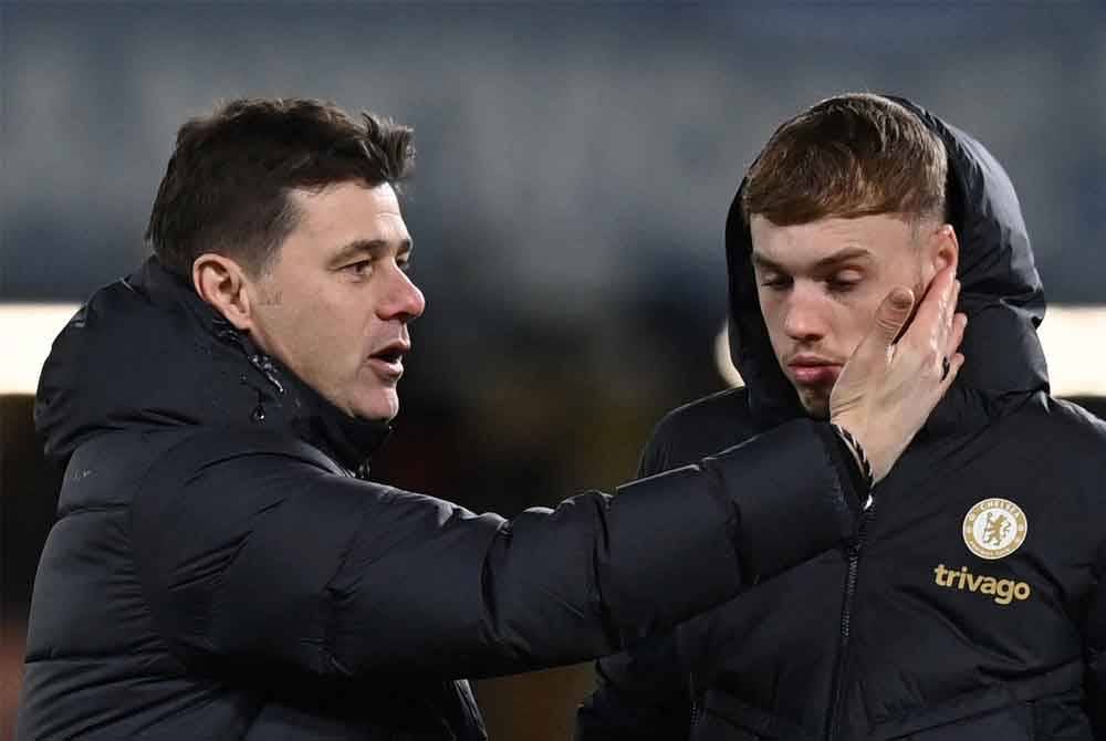 Pochettino (kiri) memperkatakan sesuatu kepada Palmer. Foto AFP