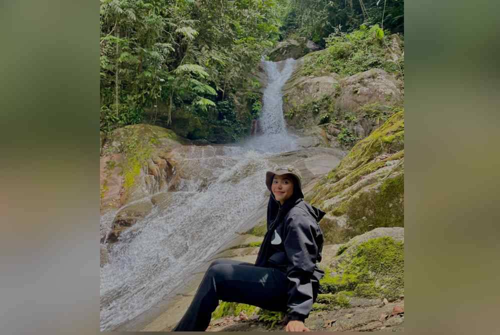 Nurulain Najihah tidak lepaskan peluang merakamkan gambar kenangan di hadapan salah satu air terjun di Lepoh, Hulu Langat.