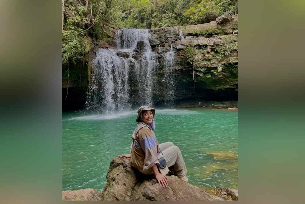 Nurulain Najihah bergambar di hadapan air terjun Padang Batu, Rompin, Pahang.