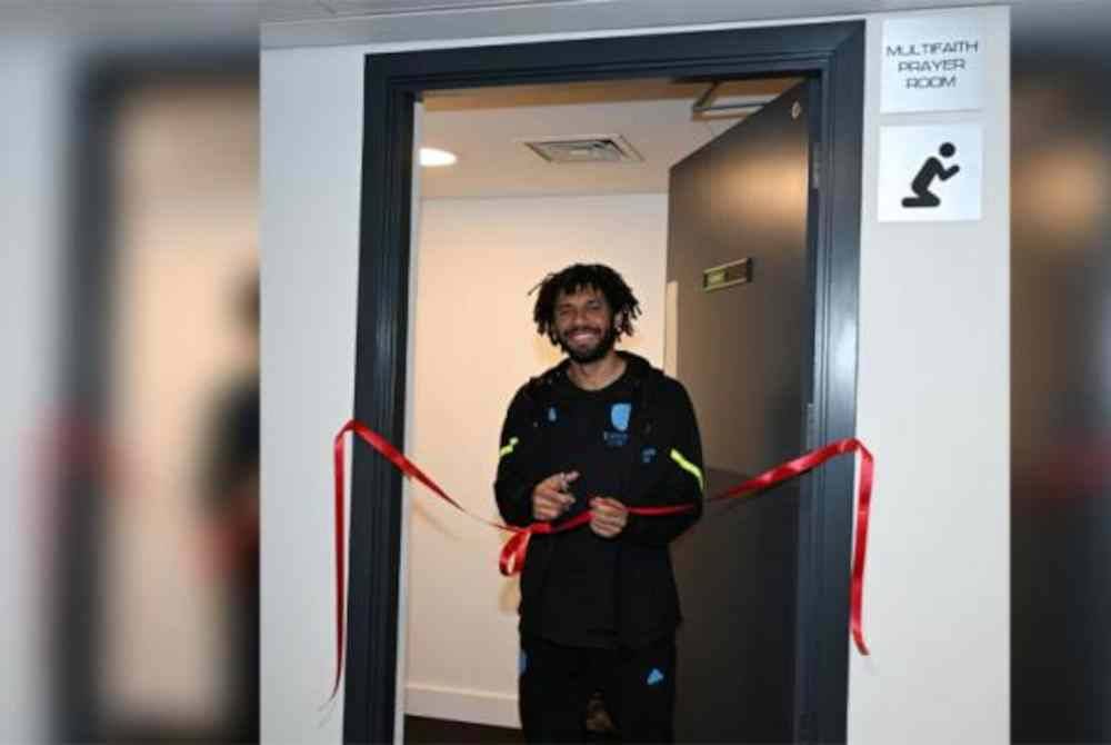 Ruangan untuk solat di Stadium Emirates dirasmikan oleh pemain tengah, Mohamed Elneny. - Foto X/Mohamed ELNeny