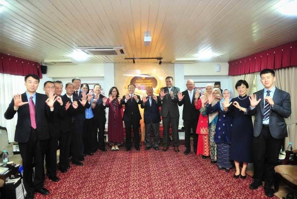 Warga UUM bersama delegasi dari China bergambar kenangan di Balai Tamu, UUM.