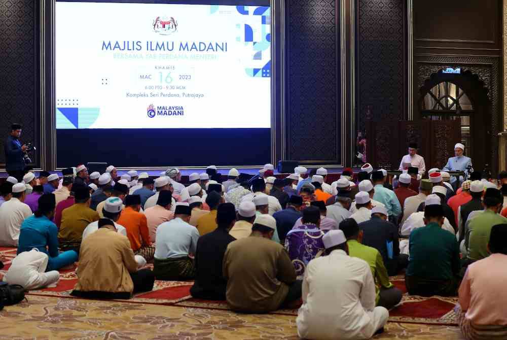 Perdana Menteri Datuk Seri Anwar Ibrahim (dua, kiri) bersama Tokoh Ulama Syeikh Dr Yusri Rushdi Sayyid Jabr Al-Hasani (kanan) pada Majlis Ilmu MADANI bersama Perdana Menteri di Kompleks Seri Perdana.