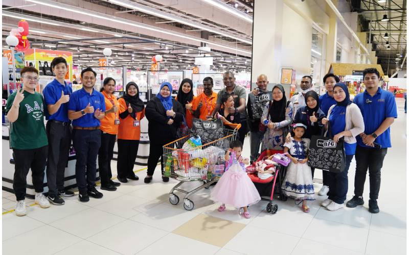 Kakitangan LBS bergambar bersama-sama keluarga Nor Alia selepas membeli-belah persiapan hari raya.