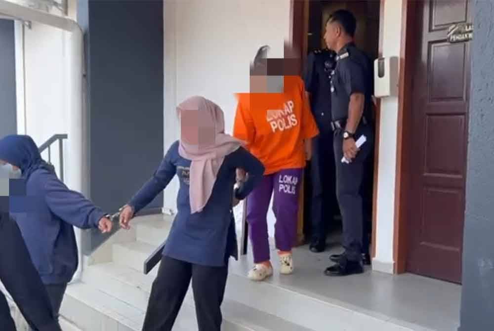 Wanita dipercayai kakak kepada Bella (tengah) keluar dari Mahkamah Majistret selepas direman sehari bagi membantu siasatan Akta Kanak-Kanak 2001.