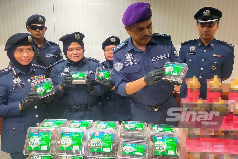 Sazali (dua dari kanan) menunjukkan label pada pek kurma tersebut terdapat nama asal negara produk itu diperoleh iaitu Israel.
Foto: HISYAMUDDIN AYUB.