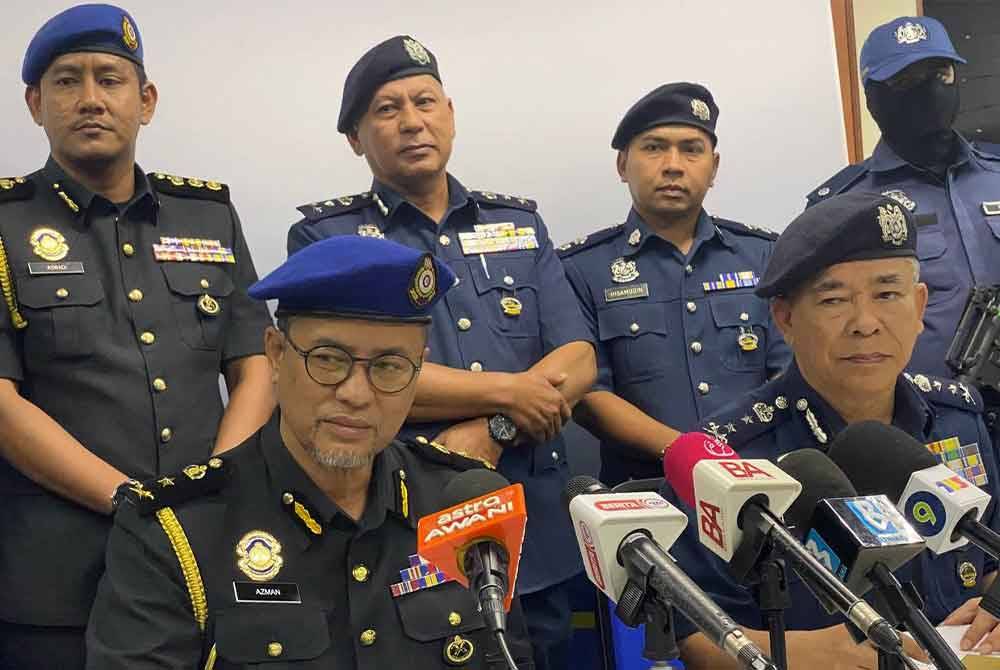 Wan Jamal Abdul Saman (kanan) semasa sidang akhbar bersama Kementerian Perdagangan Dalam Negeri dan Kos Sara Hidup (KPDN) Kelantan pada Rabu.