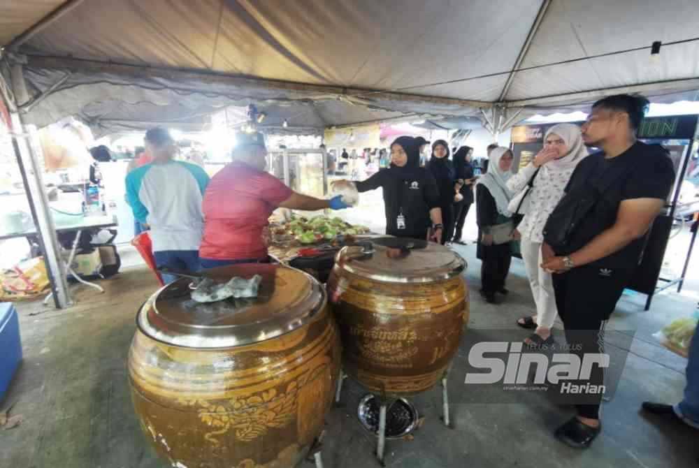 Harga bagi daging dan tulang singgang yang dijual di bazar Ramadan terpaksa dinaikkan RM2 ekoran kenaikan harga bahan basah.