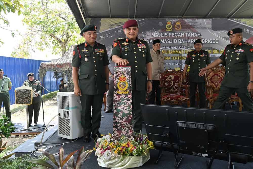 Muhammad Hafizuddeain (dua dari kiri) ketika menyempurnakan Majlis Pecah Tanah Projek Pembinaan Masjid Baharu 2 Briged di Batalion Kedua Rejimen Renjer Diraja, Kem Syed Putra pada Rabu.