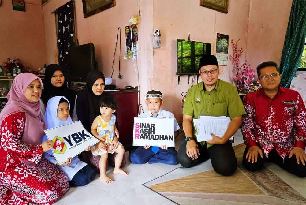 Keluarga Mohd Nazri turut menerima sumbangan.