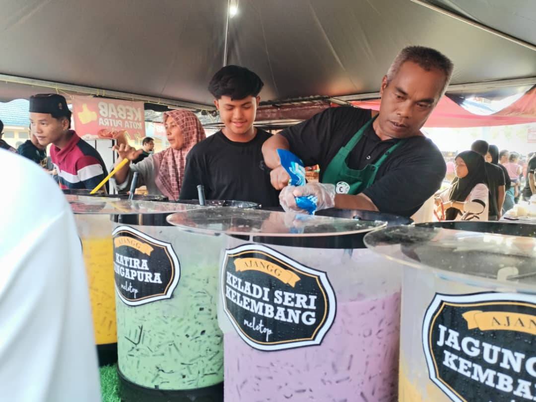 Mohd Saufi (kanan) menyiapkan air balang untuk dijual.