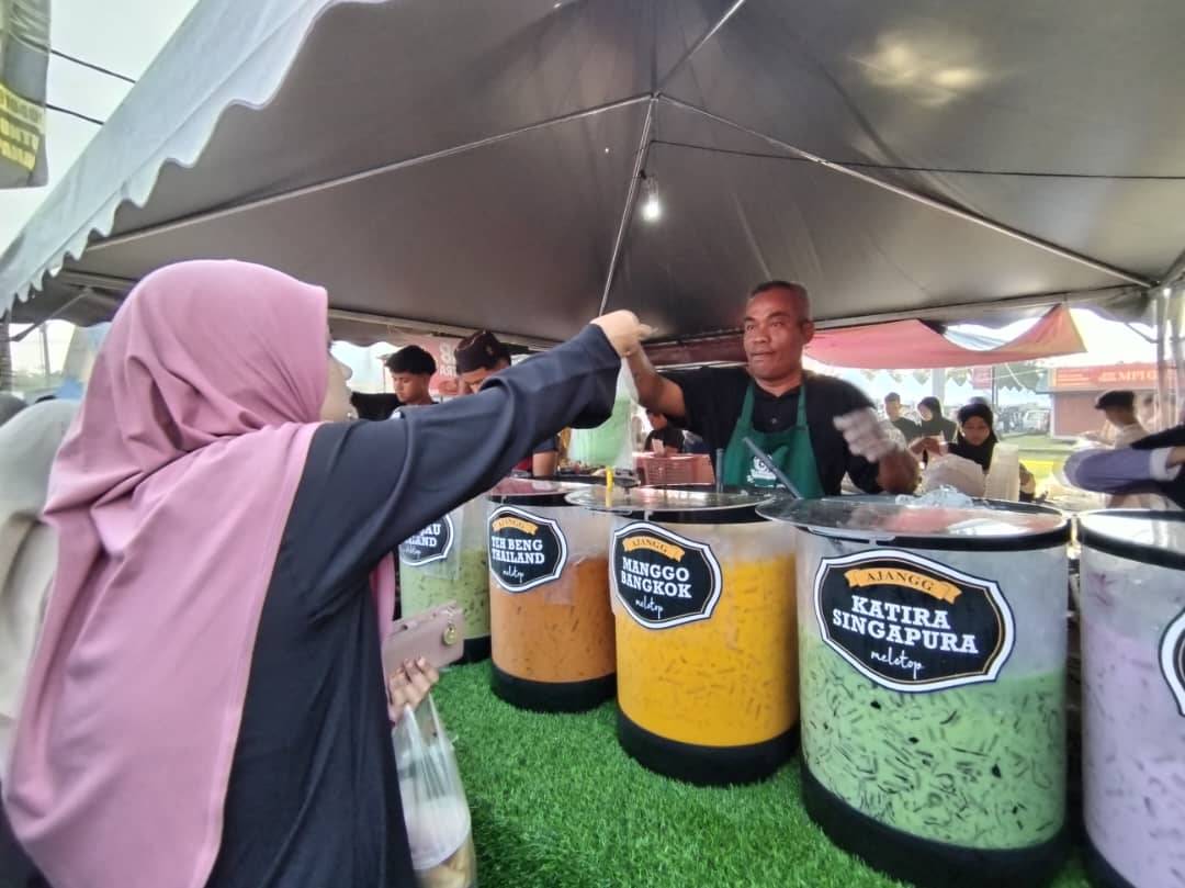 Pelanggan tidak melepaskan peluang membeli air balang.