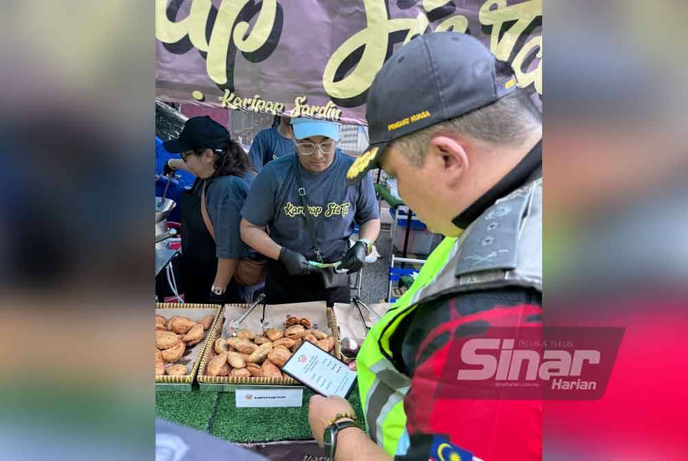 Ariffin melihat tanda harga yang digunakan oleh peniaga. Foto Hisyamuddin Ayub