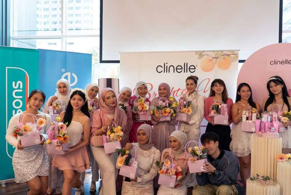 Selebriti Malaysia Shima Anuar dan Vivian Liu berserta para pempengaruh menyertai bengkel gubahan bunga pada majlis pelancaran Clinelle WhitenUp.