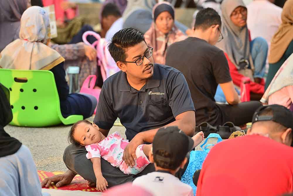 Orang ramai turut datang bersama ahli keluarga.