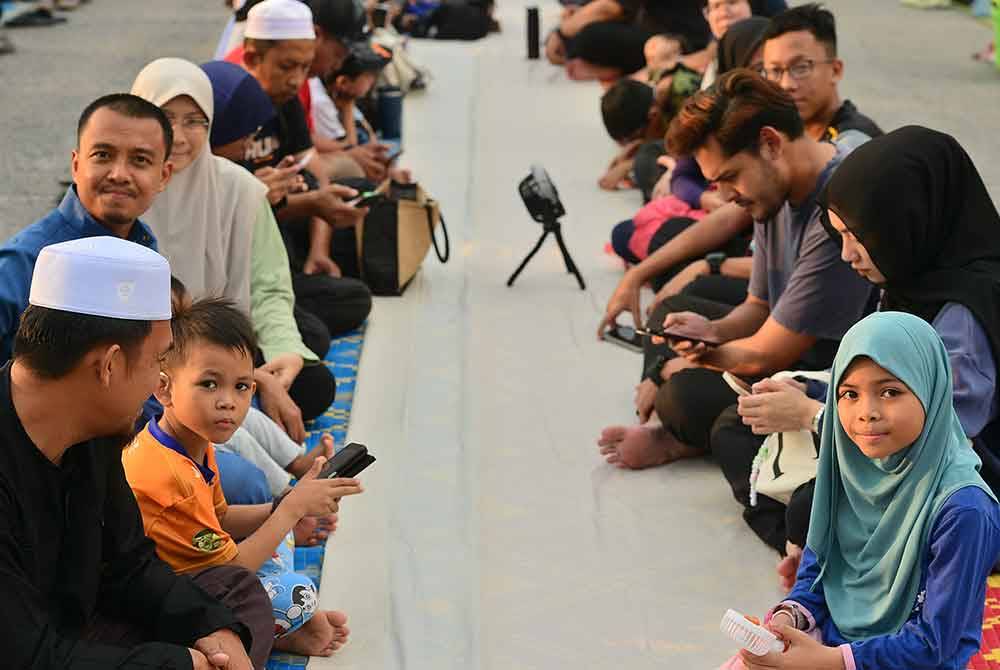 Tetamu yang hadir berbuka puasa dalam program Iftar ala Madinah @Karangkraf di Dataran Karangkraf, Shah Alam di sini pada Rabu.