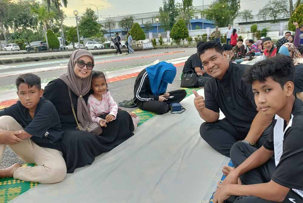 Ahmad Ramadhan bersama isteri dan tiga orang anaknya.