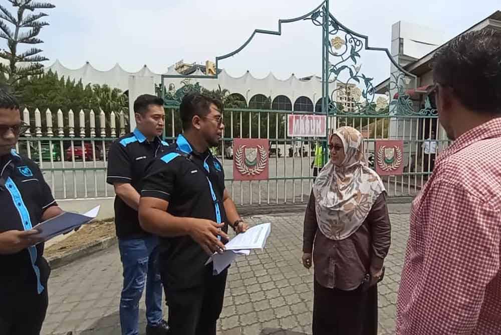 Hishamuddin (tiga dari kiri) menyerahkan surat memohon ulasan kepada wakil PTG di Pejabat Tanah dan Galian Kedah, pada Rabu.