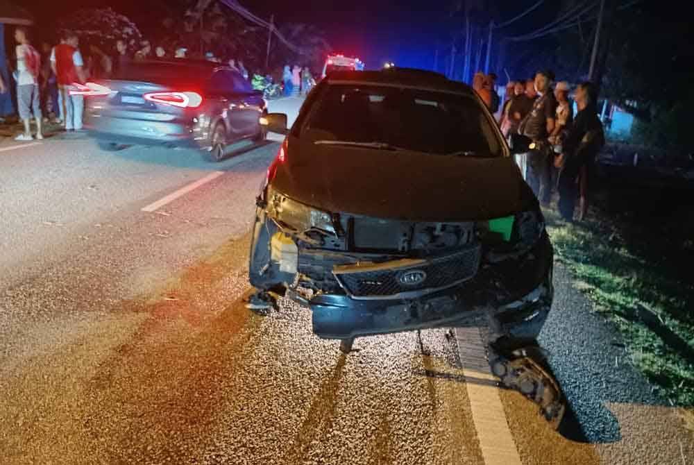 Kereta Naza Forte rosak di bahagian depan selepas terlibat kemalangan dengan sebuah kereta dan motosikal di Jalan Mawai-Tanjung Sedeli, Kota Tinggi, pada malam Selasa.