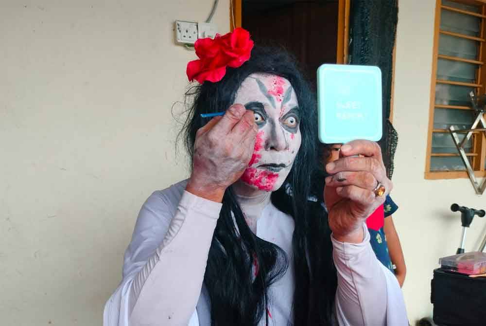 Mohd Saifen menata rias sendiri wajahnya.