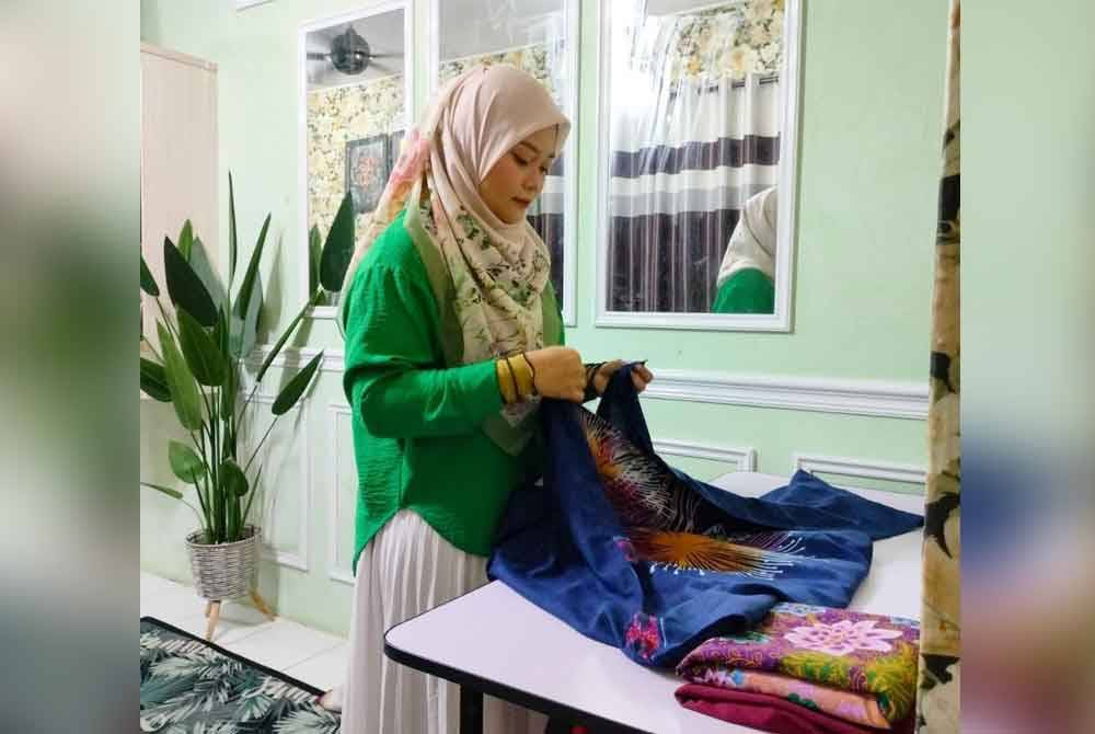 Siti Aishah mengambil keputusan melakukan pekerjaan kurang digemari ramai, iaitu perkhidmatan melipat dan menggosok pakaian bagi menambah pendapatan keluarganya.