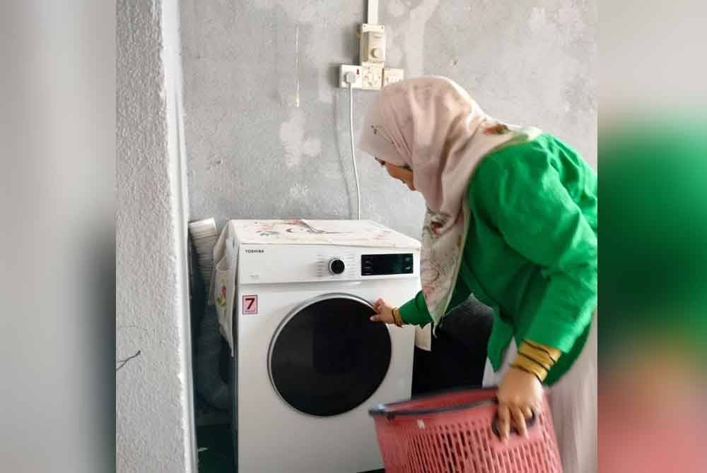 Selain melipat dan menggosok pakaian, dia juga menyediakan perkhidmatan membasuh pakaian malah berpuas hati apabila pelanggannya suka susulan dapat memudahkan urusan mereka.