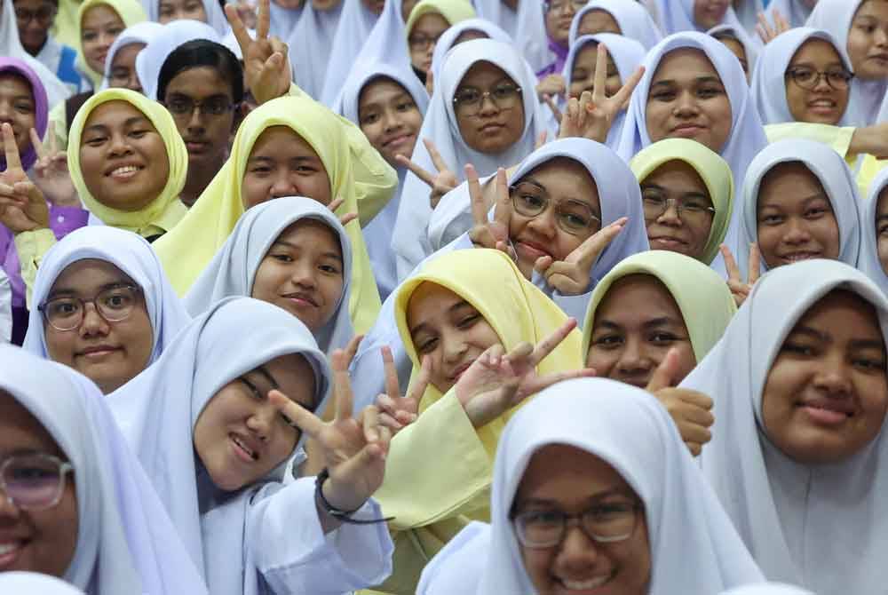 Pelajar-pelajar Sekolah Menengah Kebangsaan Sultanah Bahiyah, Alor Setar ceria pada hari pertama sesi persekolahan yang bermula minggu ini.