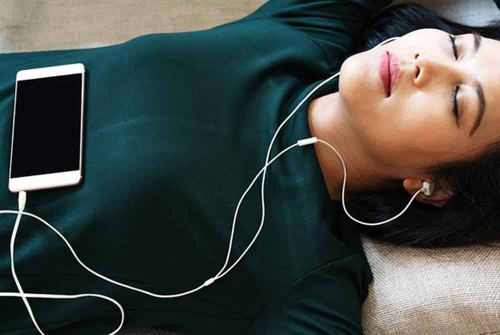 Aktiviti mendengar fon kepala semasa tidur dalam tempoh lama akan menyebabkan telinga pekak. - Agensi