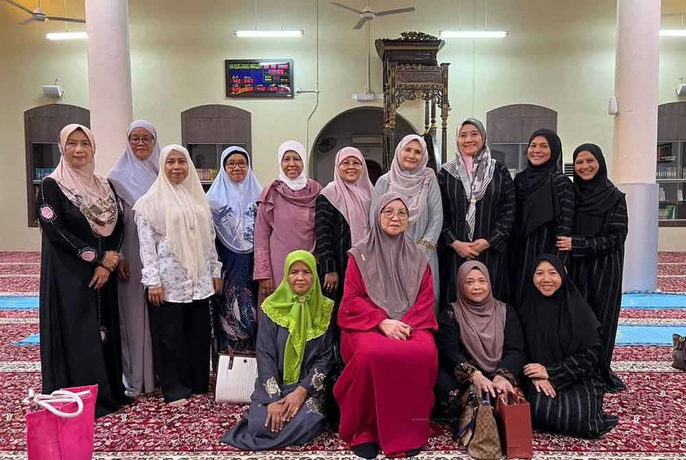 Robaatun Hadayiah (duduk, kanan) bersama ahli Rumah Ngaji Negeri Perak.