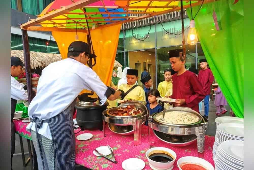 Anak-anak yatim diraikan Hotel D'Wharf untuk berbuka puasa.