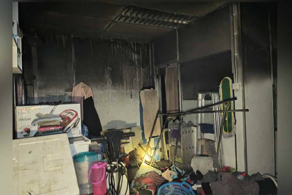 Keadaan salah satu ruangan dalam bangunan rumah kedai yang terbabit dalam kebakaran di Indera Mahkota pada awal pagi Khamis.