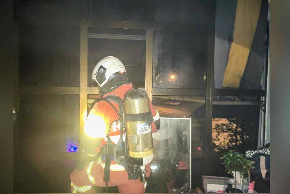 Anggota bomba melakukan pemeriksaan lanjut selepas kebakaran bangunan rumah kedai di Indera Mahkota berjaya dipadamkan.