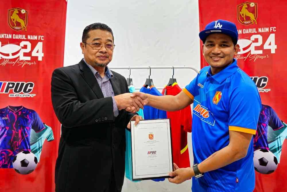 KDN FC diwakili oleh Rozi (kiri) menerima tajaan RM600,000 daripada syarikat pengeluar pakaian dan peralatan sukan berjenama tempatan iaitu PUC Sport.