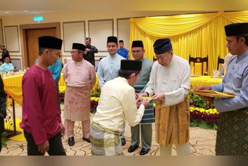 Sultan Sharafuddin (dua dari kanan) ketika menyampaikan sumbangan hari raya pada Rabu.