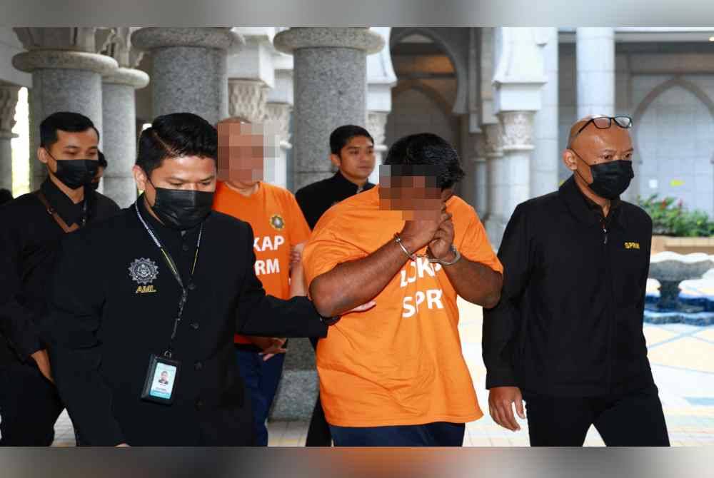 Kesemua suspek yang menjadi perantara memberi rasuah bagi pihak sindiket penyeludupan direman setelah mendapat perintah daripada Mahkamah Majistret Putrajaya pada Rabu. Foto Ihsan SPRM.