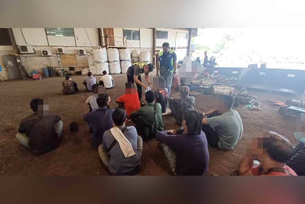 Bukit Aman menyerbu kilang di Kuala Langat, pada Rabu dan menahan PATI selain menyelamatkan remaja disyaki dijadikan buruh paksa.