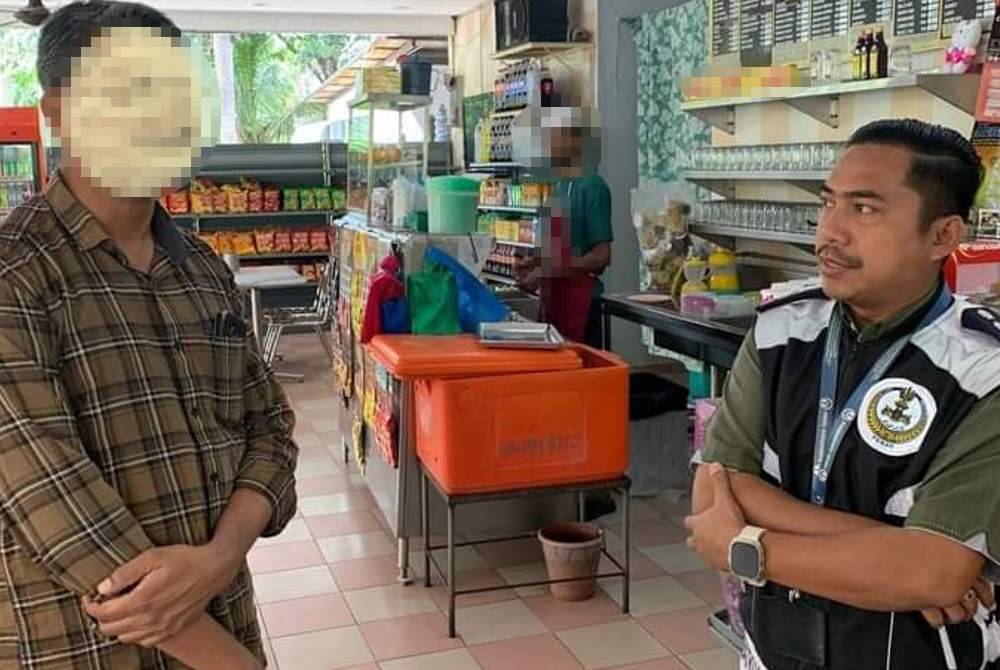 Atikullah (kanan) ketika membuat pemeriksaan di sebuah kedai makan di Gerik dalam Ops Plastik Hitam di sekitar kawasan Gerik di sini.