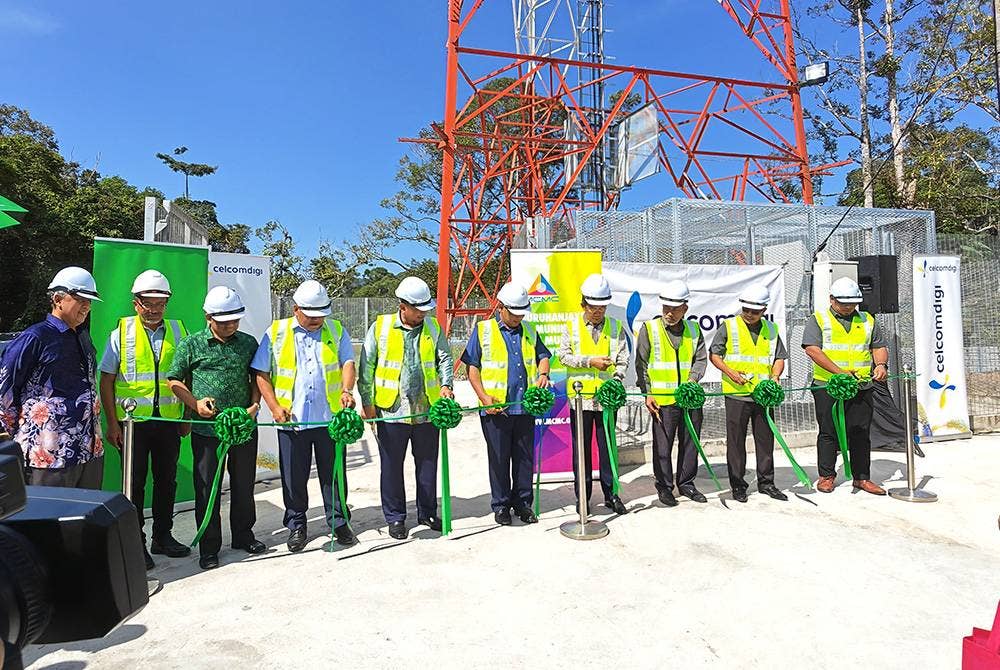 Aminuddin (lima dari kanan) memotong reben bagi pelancaran Majlis Pemuktamadan Pembinaan 27 Menara Telekomunikasi Baharu Pelan Jendela Fasa 1 di Kampung Rambai Baris