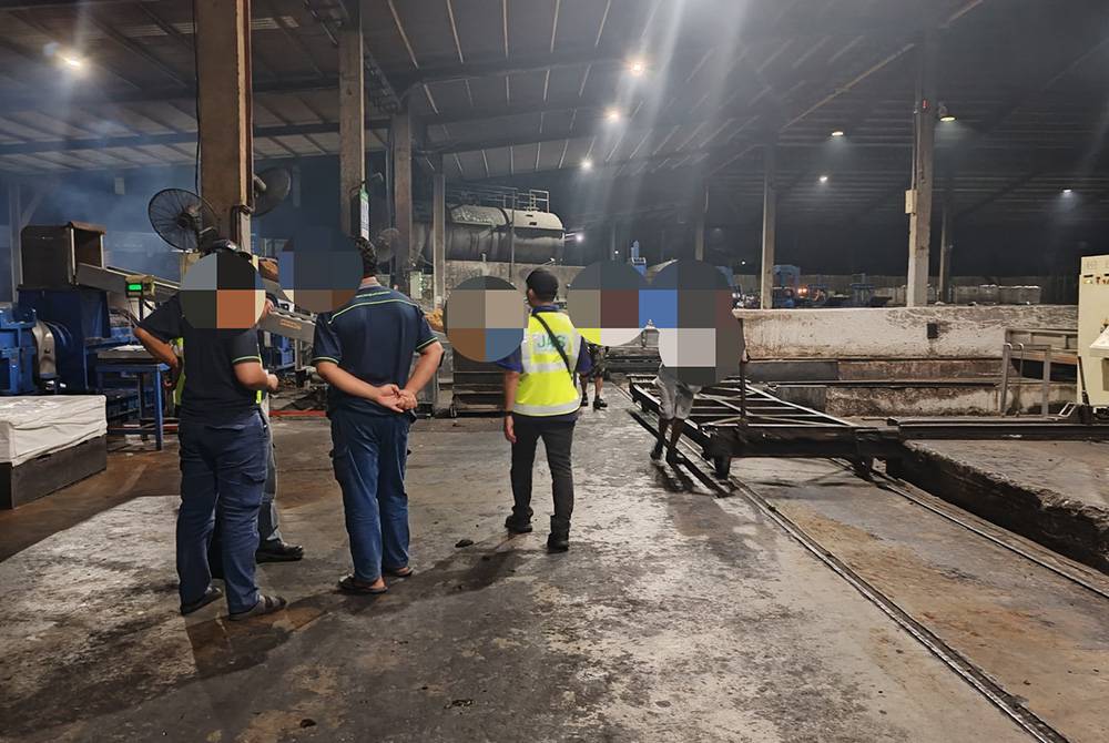 JAS Kedah melakukan siasatan di sebuah kilang susulan aduan bau busuk dari penduduk sekitar Bukit Banyan dan Bintang Maya Residence, di Sungai Petani.