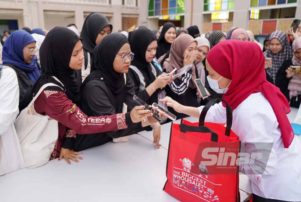 
Pelajar UIAM menyerbu reruai GM Klang yang menawarkan penebusan hadiah bagi mereka yang muat naik aplikasi GM Klang. - Foto SINAR HARIAN/ROSLI TALIB