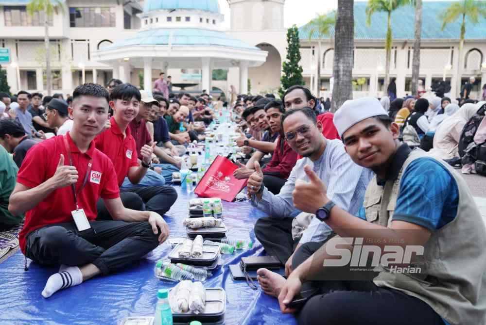 
Antara peserta yang mengambil bahagian pada program Iftar Untukmu Mahasiswa bersama GM Klang di UIAM pada Rabu. - Foto SINAR HARIAN/ROSLI TALIB