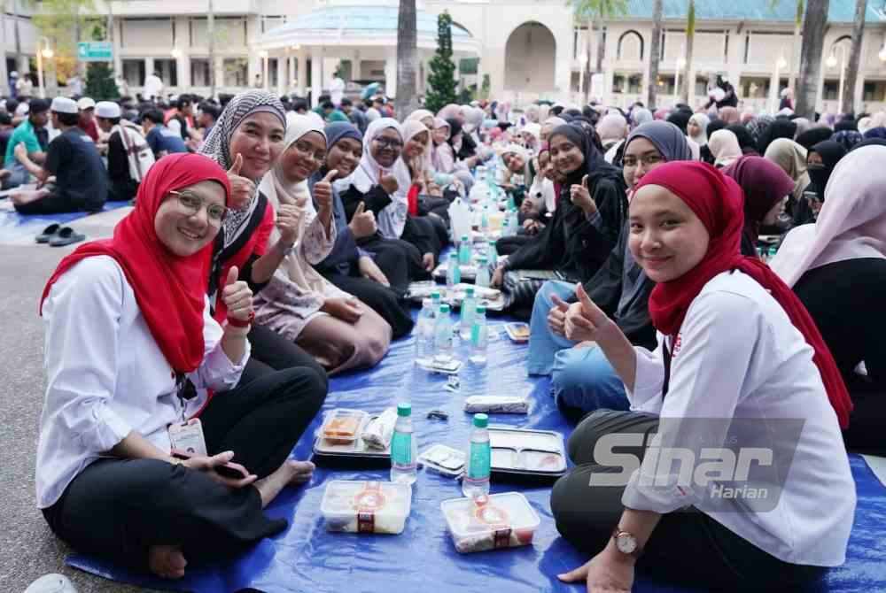 
Norsuhaida (kiri) berbuka puasa bersama pelajar UIAM pada Rabu. - Foto SINAR HARIAN/ROSLI TALIB