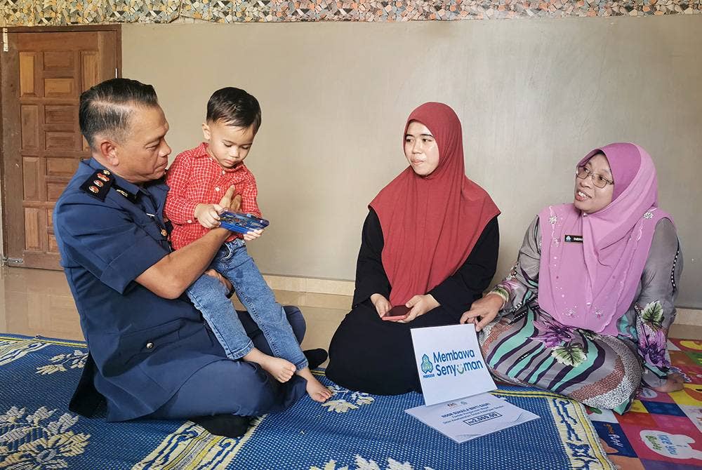 Farihah (kanan) bersama Hassan (kiri) ketika bertemu keluarga itu di Kampung Kubang Tepak, Manir, Kuala Terengganu.