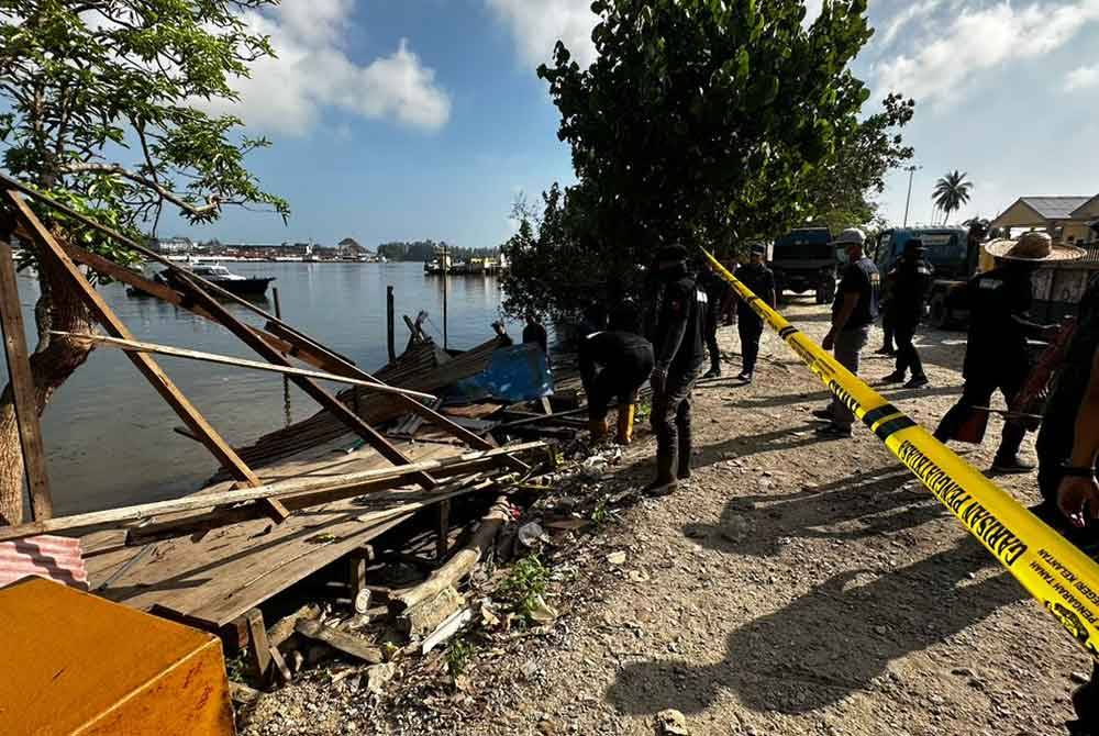 Antara pangkalan haram di Pengkalan Kubor, Kelantan yang dirobohkan pihak berkuasa, baru-baru ini.