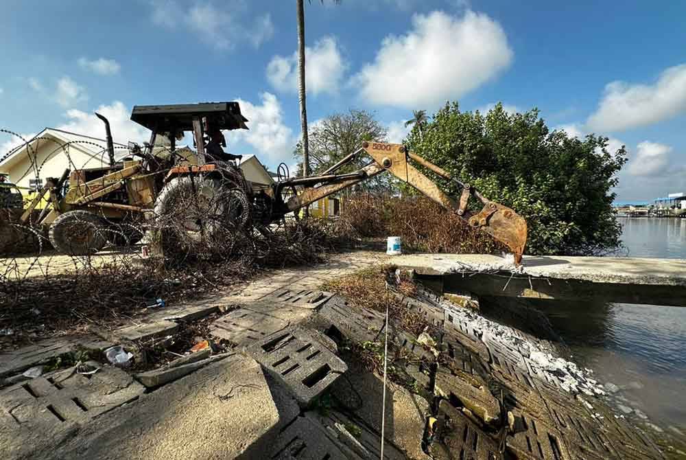 Antara pangkalan haram di Pengkalan Kubor, Kelantan yang dirobohkan pihak berkuasa, baru-baru ini.