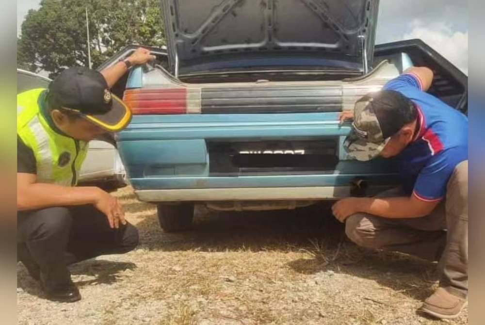 Anggota penguat kuasa memeriksa kenderaan yang diubah suai untuk penyeludupan bahan api.