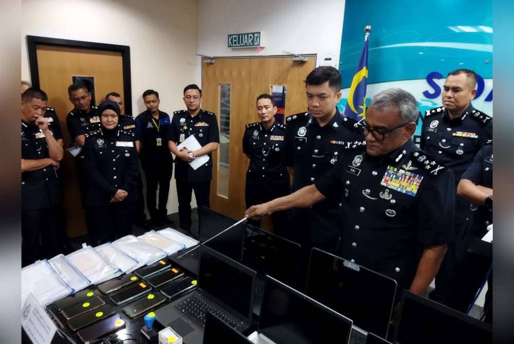 Ramli menunjukkan hasil rampasan bagi membantu siasatan.